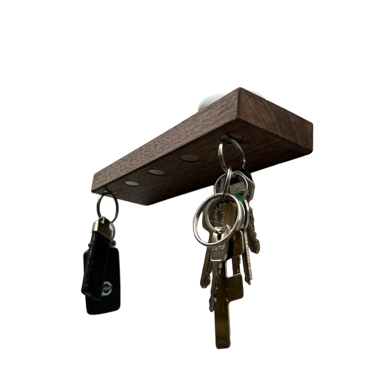 Sleutelplank, sleutelrek, sleutelrekje, sleutelhouder van massief notenhout. Voorzien van 5 supersterke magneten. HangKey Plankie X notenhout schuin onderaanzicht