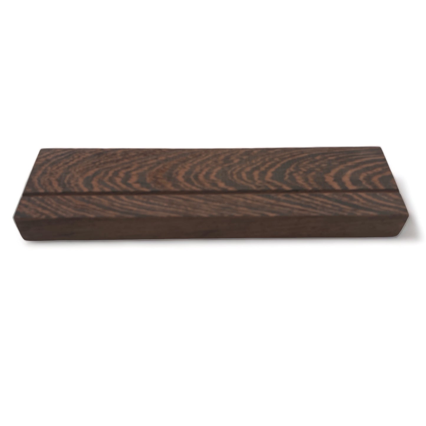 Sleutelplank, sleutelrek, sleutelrekje, sleutelhouder van massief wengé hout. Voorzien van 5 supersterke magneten. HangKey Plankie X wengé schuin vooraanzicht