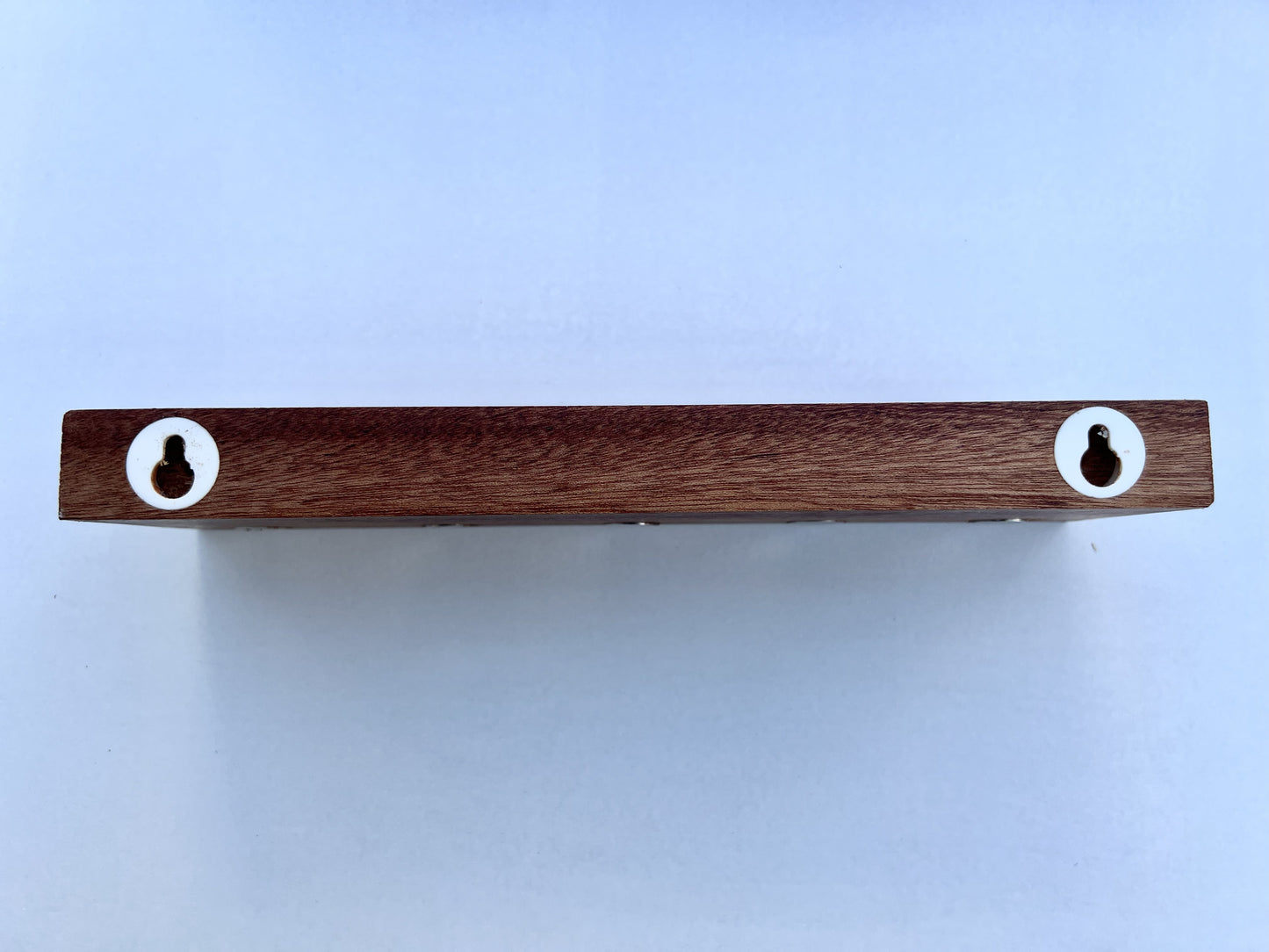 Sleutelplank, sleutelrek, sleutelrekje, sleutelhouder van massief mahoniehout. Voorzien van 5 supersterke magneten. HangKey Plankie X mahoniehout achterkant ophangers