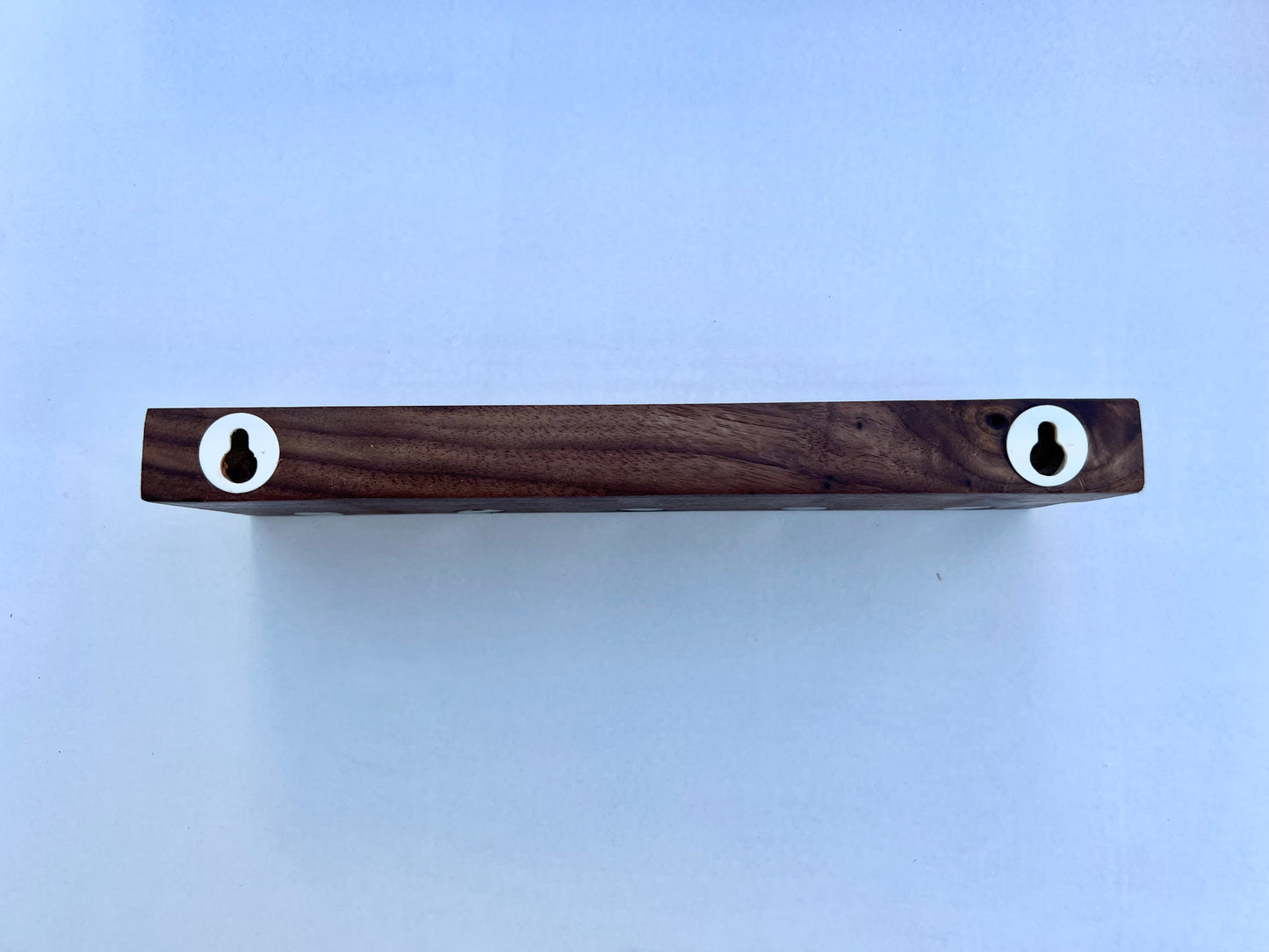 Sleutelplank, sleutelrek, sleutelrekje, sleutelhouder van massief notenhout. Voorzien van 7 supersterke magneten. HangKey Plankie XL noten ophangers
