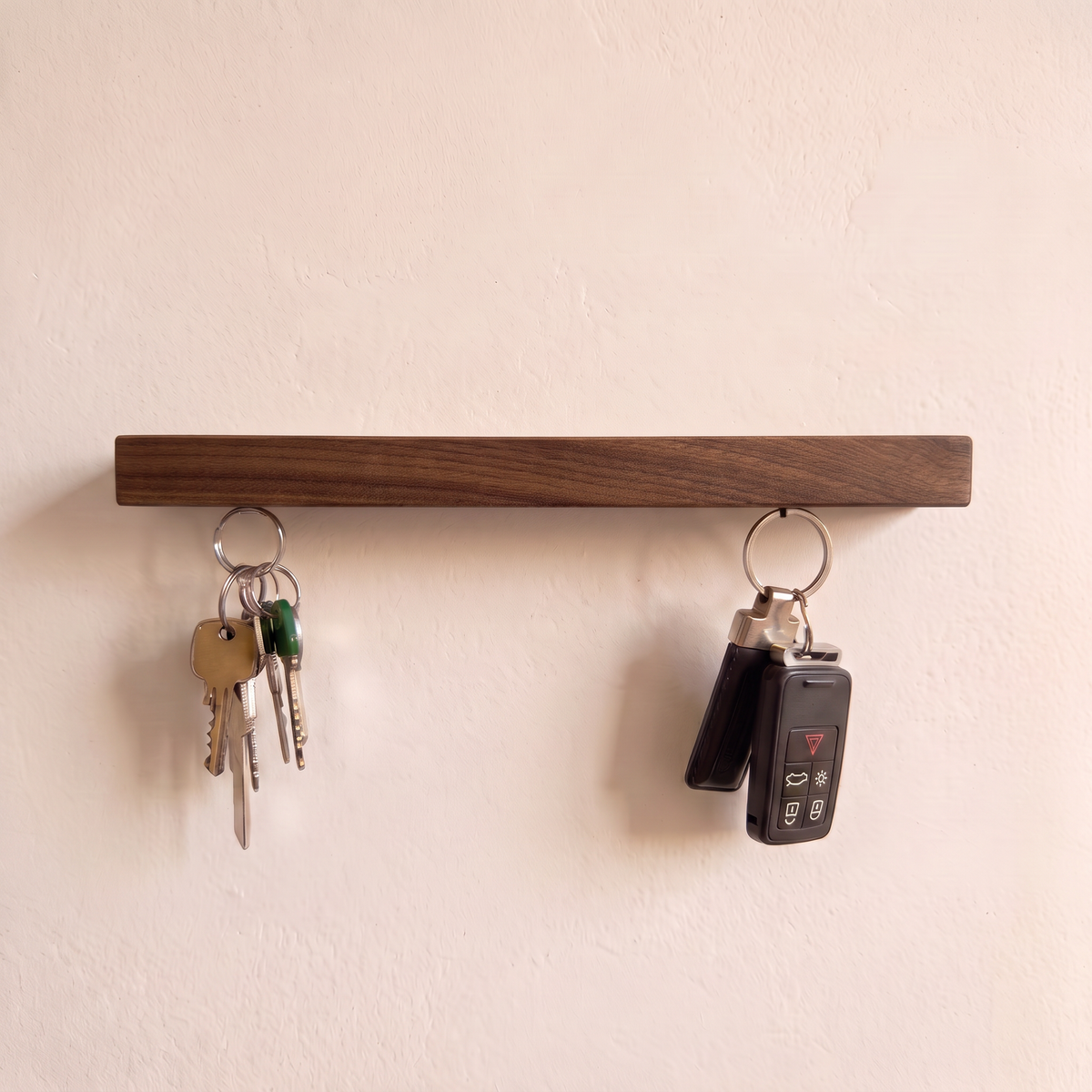 HangKey Plankie XL Notenhout magnetische sleutelhouder met sleutels