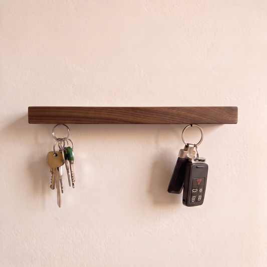 HangKey Plankie XL Notenhout magnetische sleutelhouder met sleutels