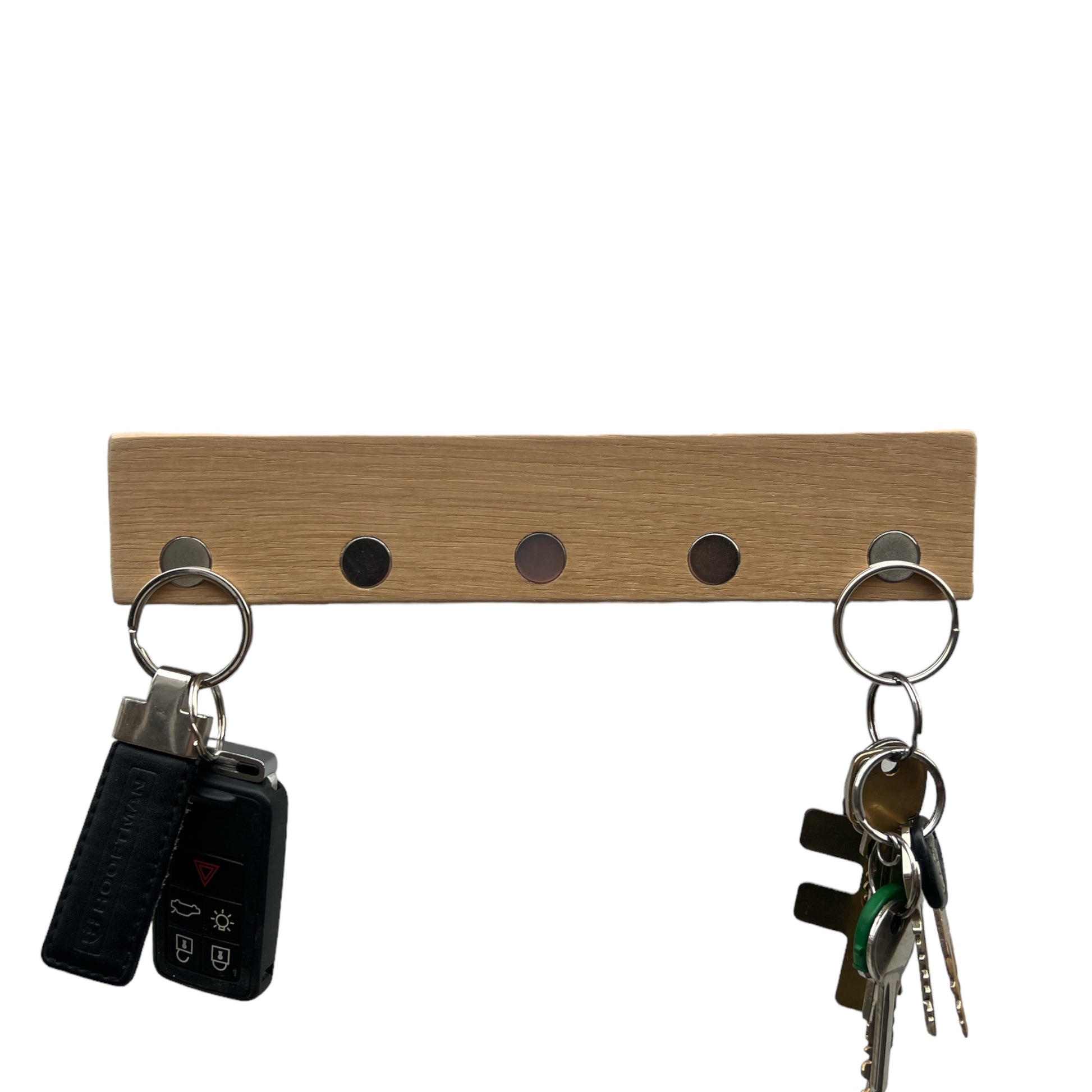 Sleutelplank, sleutelrek, sleutelrekje, sleutelhouder van massief eikenhout. Voorzien van 5 supersterke magneten. HangKey Plankie Y eiken in gebruik