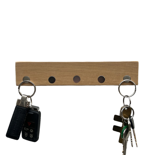 Sleutelplank, sleutelrek, sleutelrekje, sleutelhouder van massief eikenhout. Voorzien van 5 supersterke magneten. HangKey Plankie Y eiken in gebruik